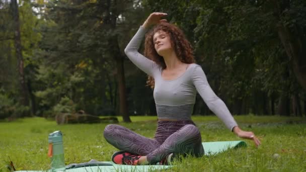 Sportliche Frau Freien Park Macht Fitness Übung Stretching Nackenmuskeln Schmerzen — Stockvideo