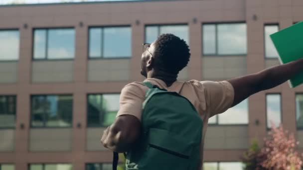 Überglücklich Birassisch Männlich Student Kerl High School Schüler Afroamerikaner Mann — Stockvideo