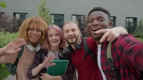 多元种族的大学朋友快乐微笑的青少年学生记录视频博客Vlog影响者自拍社交媒体一起来到这里的姿态邀请有动机的欢迎来到户外城市 — 图库视频影像