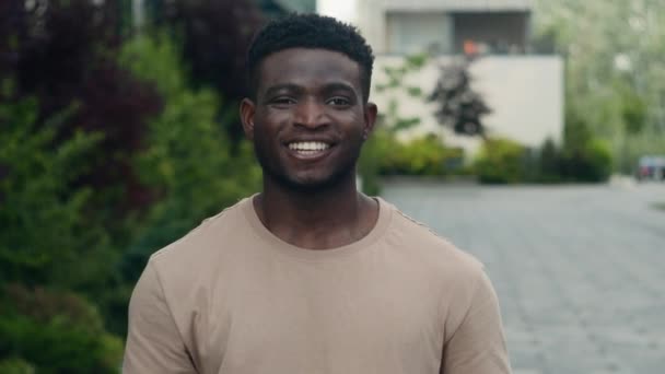 Biracial Persona Étnica Hombre Afroamericano Ciudad Aire Libre Posando Sonriente — Vídeos de Stock