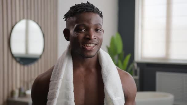 Portré Boldog Mosolygós Afro Amerikai Férfi Modell Fürdőszobában Meztelen Jóképű — Stock videók