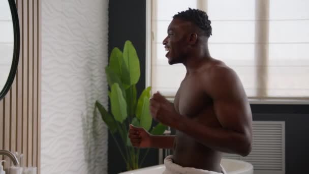 Mutlu Afrikalı Amerikalı Erkek Yaşlarda Erkek Dansçı Banyodaki Ayna Yansımasına — Stok video