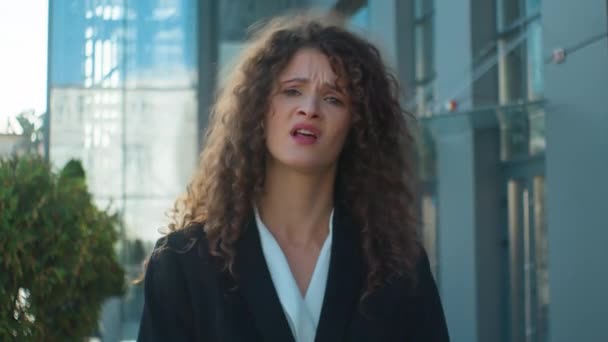 Açık Havada Kadını Portresi Yaşlarda Kızgın Sinirli Sinirli Kızgın Kafkasyalı — Stok video