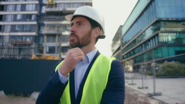 Zamyšlený Kavkazský Zamyšlený Muž Který Kontroluje Kontrolu Stavebního Průmyslu Městě — Stock video