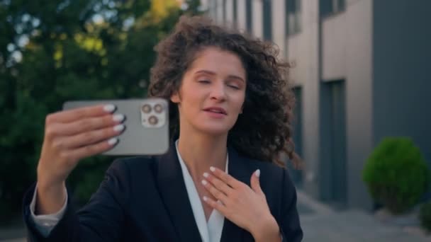 Kaukasiska Affärskvinna Arbetsgivare Talar Video Samtal Telefon Smartphone Promenader Gatan — Stockvideo