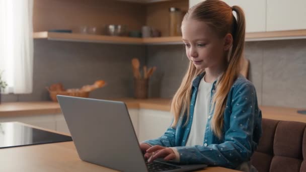 現代のテクノロジー依存症若い世代のソーシャルメディア中毒 集中した少女の子供10代の娘のティーンエイジャーは 単独でラップトップコンピュータのタイピングPcデバイスでビデオゲームをプレイすることに従事 — ストック動画