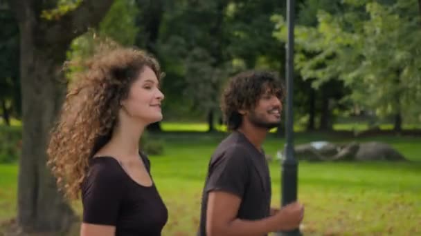 Fitness Çifti Çok Irklı Kafkas Kadın Arap Erkek Birlikte Açık — Stok video