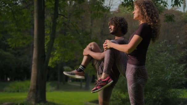 Çok Irklı Fitness Çifti Kadın Doğa Parkında Özel Antrenör Sporcu — Stok video