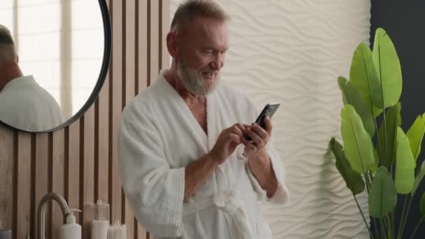Kafkasyalı Yaşlı Yaşlı Olgun Bornozlu Yaşlı Bir Erkek Otel Banyosunda — Stok video