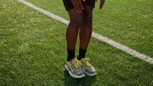 Silny Sportowiec Afroamerykanin Ćwiczący Boisku Piłki Nożnej Słońcu Athletic Mężczyzna — Wideo stockowe