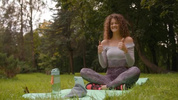Sportiv Kvinna Influencer Utomhus Parken Spela Telefon Video Fitness Blogg — Stockvideo