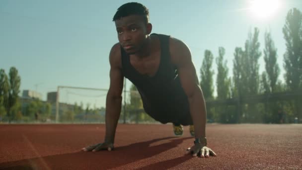 Motive Olmuş Afrikalı Amerikalı Sporcu Vücut Geliştirici Futbol Stadyumunda Şınav — Stok video