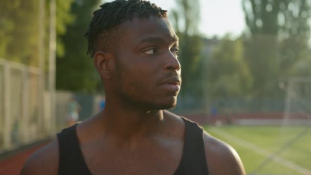 Afro Amerikalı Güçlü Erkek Etnik Erkek Sporcu Dış Mekâna Bakıyor — Stok video