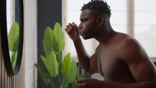 Afroamerykanin Patrząc Lustro Dotknąć Grube Włosy Dredy Zdenerwowany Niespokojny Facet — Wideo stockowe