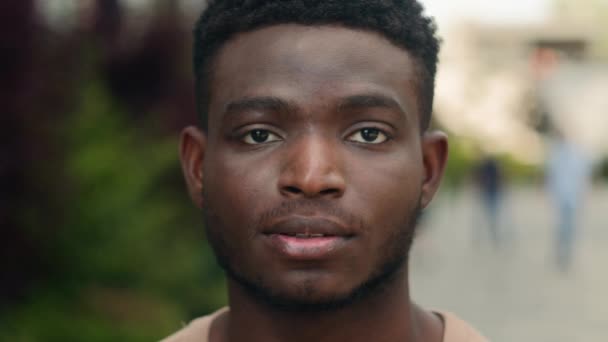 Close Portret Birasowy Spokój Facet Afroamerykanin Mężczyzna Headshot Poważne Zamyślony — Wideo stockowe