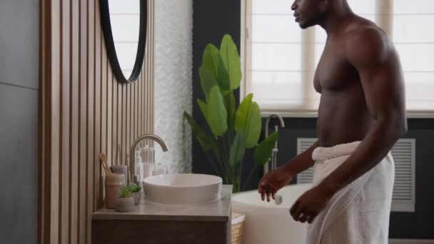 アフリカ系アメリカ人男性裸の筋肉男性洗顔冷たい暖かい水浴室ルーチンクリーニングフェイシャルスキンケア朝の衛生さわやかな保湿抗アクネスキンケア手順ホーム治療 — ストック動画