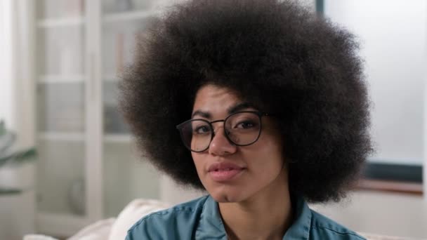 클로즈업 긍정적인 집에서 초상화 밀레니엄 아프리카계 미국인 카메라 — 비디오