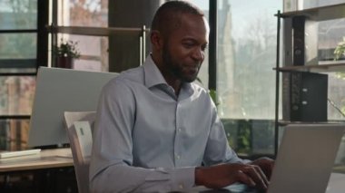 Afrika kökenli 40 'lı yaşlarda iş adamı, iş yerinde çalışan yetişkin işadamı. Yetişkin, kıdemli, erkek girişimci yazılım geliştiricisi, bilgisayar dizüstü bilgisayar veri programlama ağı kuruyor.