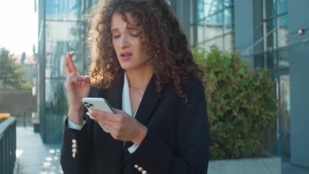 カカシアの若い20代希望のビジネスマンは ジェスチャーを祈って指を横切った願望は ビジネス女性の携帯電話の故障の結果の損失を心配し 街の幸運を祈る神に尋ねる — ストック動画