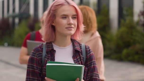 Kaukasier Ensam Ensam Student Flicka Med Rosa Hår Promenader Ler — Stockvideo