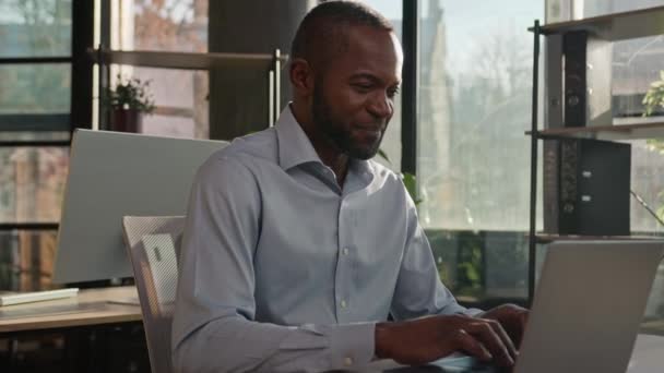 非洲裔美国人40多岁的商人成年商人在办公室在线工作 微笑着年长的成熟男性创业者软件开发人员在电脑笔记本电脑数据编程上的网络联系 — 图库视频影像