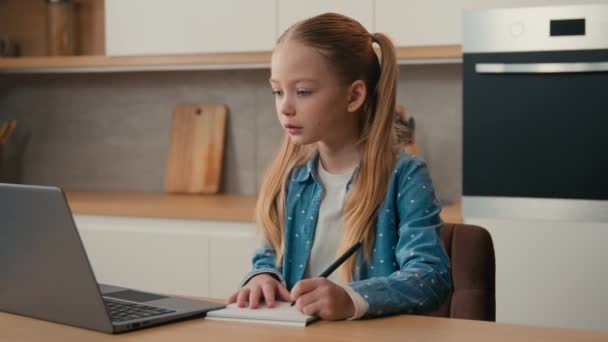 Kaukasische Schulmädchen Lernen Der Küche Online Mit Laptop Schreiben Übung — Stockvideo