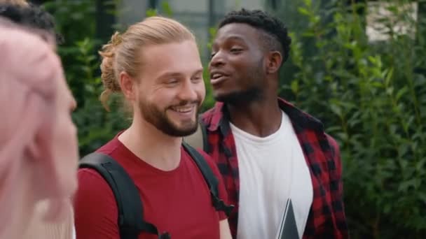 Close Spreken Glimlachend Lachen Vijf Gen Diverse Multiraciale Studenten Jongens — Stockvideo