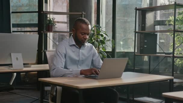 직업적인 40S 아프리카계 미국인 사업가 사업가 사무실 직원은 긍정적인 미소를 — 비디오