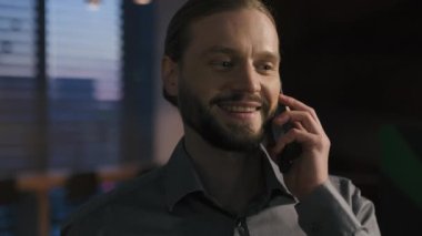 Dertsiz, olumlu, gülen, konuşan, cep telefonu konuşan, iş yerindeki beyaz iş adamı, akıllı telefon görüşmeleri, güler yüzlü, iş adamı, cep telefonlu, güler yüzlü bir girişimci.