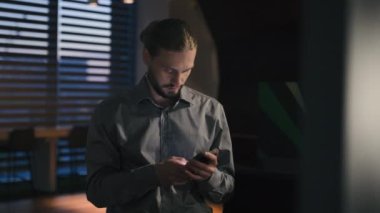 Carefree pozitif tarayıcı cep telefonu uygulaması Kafkas iş adamı akıllı telefon kullanarak mutlu iş adamı girişimci kaydırma cep telefonu kontrol emaili mesaj ağı kırma