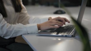 Tanımlanamayan kadın ofis çalışanı iş kadını kız kullanıcı kadın kullanıcı iş kadını el bilgisayarı daktilo eden el bilgisayarı masa başı işi internet müşterileri sohbet danışma