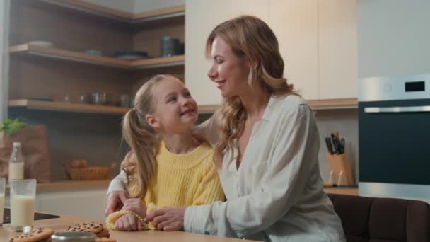 Madre Pequeña Hija Abrazan Mano Bailando Sentadas Mesa Desayuno Cocina — Vídeo de stock