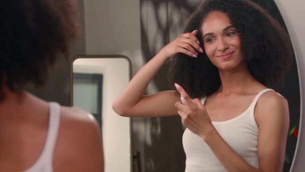 Mujer Afroamericana Mirando Espejo Reflejo Chica Femenina Baño Casa Aplicar — Vídeos de Stock