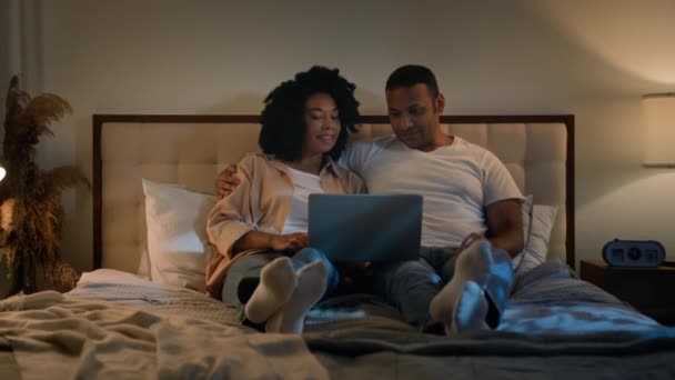 Szczęśliwa Rodzina African American Małżeństwa Zrelaksować Się Wieczorem Domu Sypialnia — Wideo stockowe