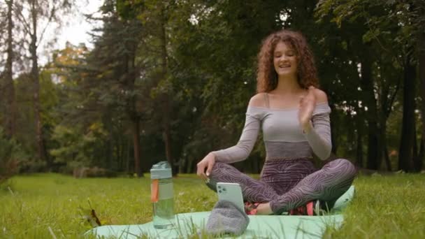 Femme Caucasienne Influencer Plein Air Dans Parc Record Téléphone Vidéo — Video