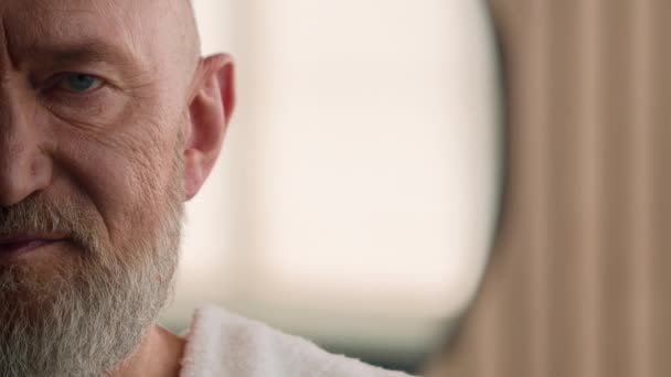 Nahaufnahme Die Hälfte Der Männlichen Faltigen Gesicht Augenprobleme Sehkraft 70Er — Stockvideo