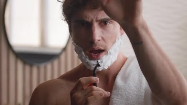 Close Funny Happy Caucasian Millennial Man Singing Shaving Razor Foam — Stock Video