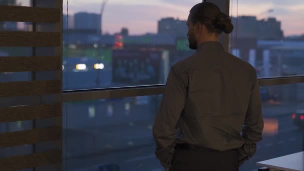 忧心忡忡的男性投资者城市开发商商人在晚上的办公室思考问题解决方案的想法沉思办公室窗口商人思考决策 — 图库视频影像