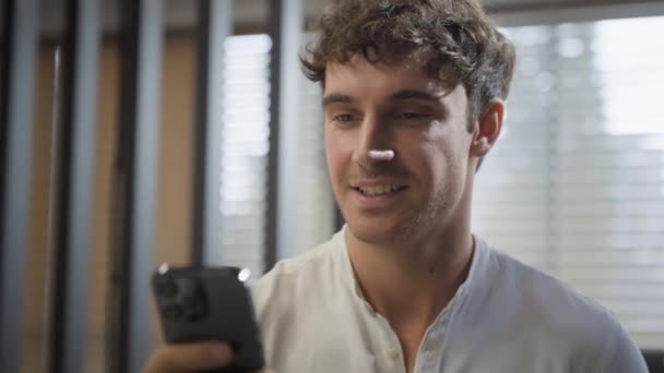 Blanke Glimlachende Gelukkige Zakenman Lopen Het Kantoor Kijken Naar Smartphone — Stockvideo