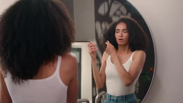 Αφροαμερικανή Γυναίκα Μπούκλες Υποφέρουν Πρόβλημα Περιποίησης Των Μαλλιών Κοιτάζοντας Αντανάκλαση — Αρχείο Βίντεο