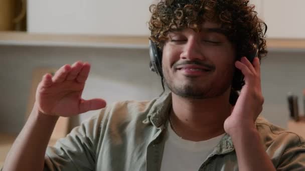 Hombre Hispano Hombre Indio Árabe Chico Sonriendo Disfrutando Sonido Alta — Vídeos de Stock