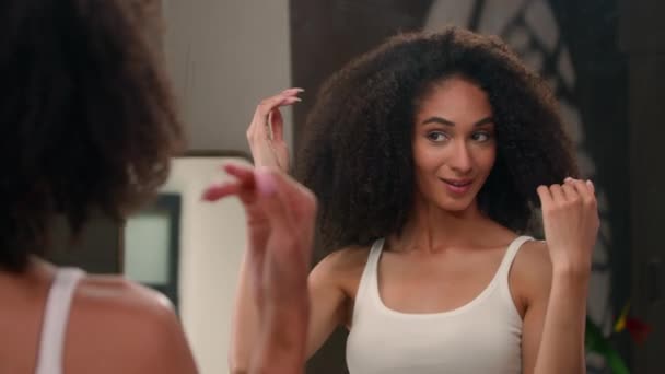 Spiegel Reflectie Mooi Vrij Aantrekkelijk Prachtig Afro Amerikaanse Vrouw Meisje — Stockvideo