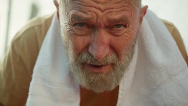 Κοντινό Πλάνο Ηλικιωμένος Ρυτιδιασμένος Καυκάσιος Άνδρας Πετσέτα Κοιτάζοντας Κάμερα Κουρασμένος — Αρχείο Βίντεο