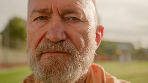 Kameraya Bakan Kafkas Avrupalı Yaşlı Adam Portresini Kapatın Emekli Erkek — Stok video