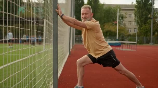 Starszy Biały Człowiek Emeryt Atleta Poza Miasto Stadion Aktywność Fizyczna — Wideo stockowe
