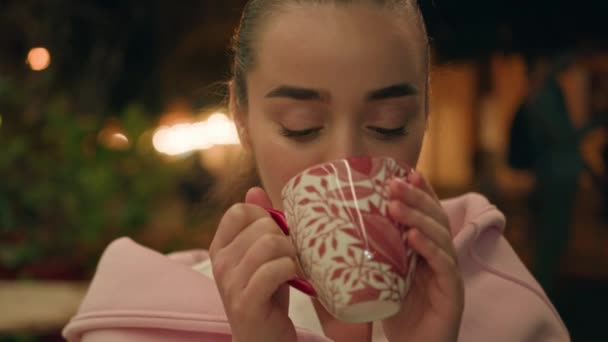 Närbild Ung Kaukasisk Kvinna Dricker Varm Välsmakande Kopp Kaffe Stad — Stockvideo