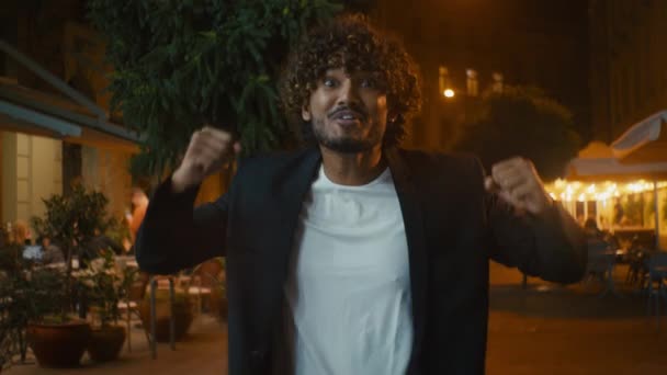 Indiaas Latino Arabisch Verbaasd Opgewonden Gelukkig Man Verrassing Genieten Geluk — Stockvideo