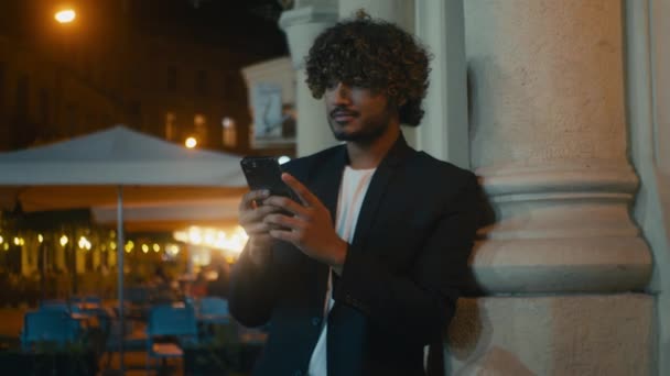 Νεαρός Επιτυχημένος Ινδός Λατινοαμερικάνος Που Χρησιμοποιεί Κινητό Τηλέφωνο Κινητό Τηλέφωνο — Αρχείο Βίντεο