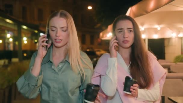 ヨーロッパの不幸な懸念 スマートフォンの問題を使用して携帯電話を話す女性が紛争を論じる 怒っている少女 屋外でカップコーヒー市内中心部を保持するストリートを歩く夜のトラブルの意見 — ストック動画