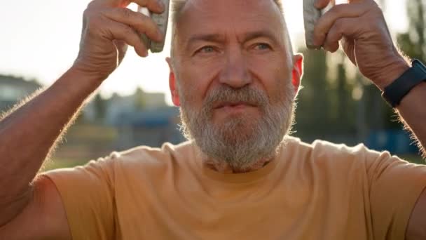 Caucásico Europeo Pensionista Amanecer Poniéndose Auriculares Escuchando Música Relajación Mañana — Vídeos de Stock